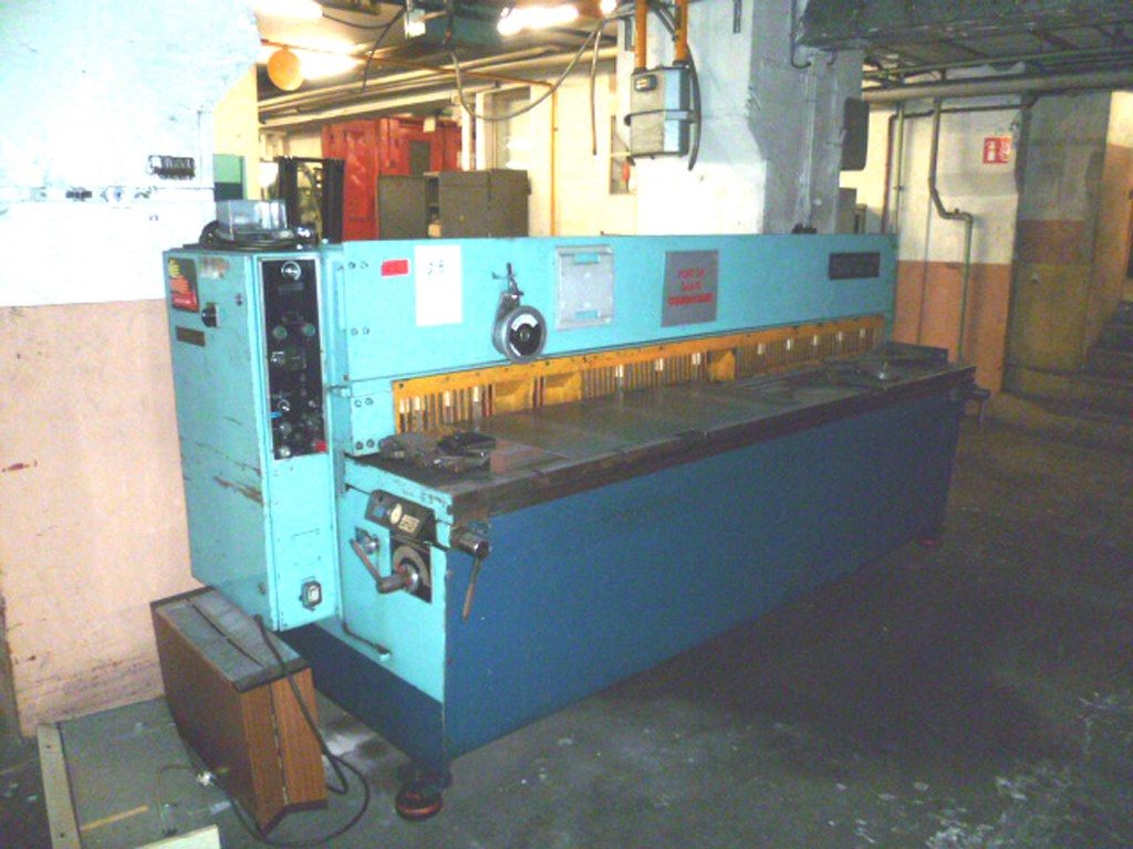 LVD and SAFAN press brake and shear PP150/30 (3m x 150t) 1981 and VX